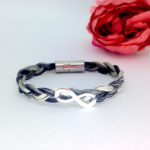 bracelet crin cheval avec signe infini posé sur une tresse simple