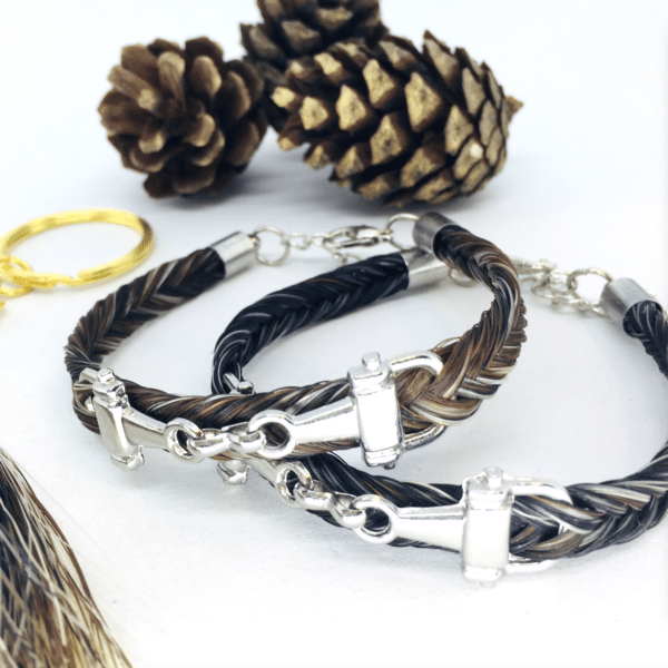 Deux bracelets mors de cheval en crins