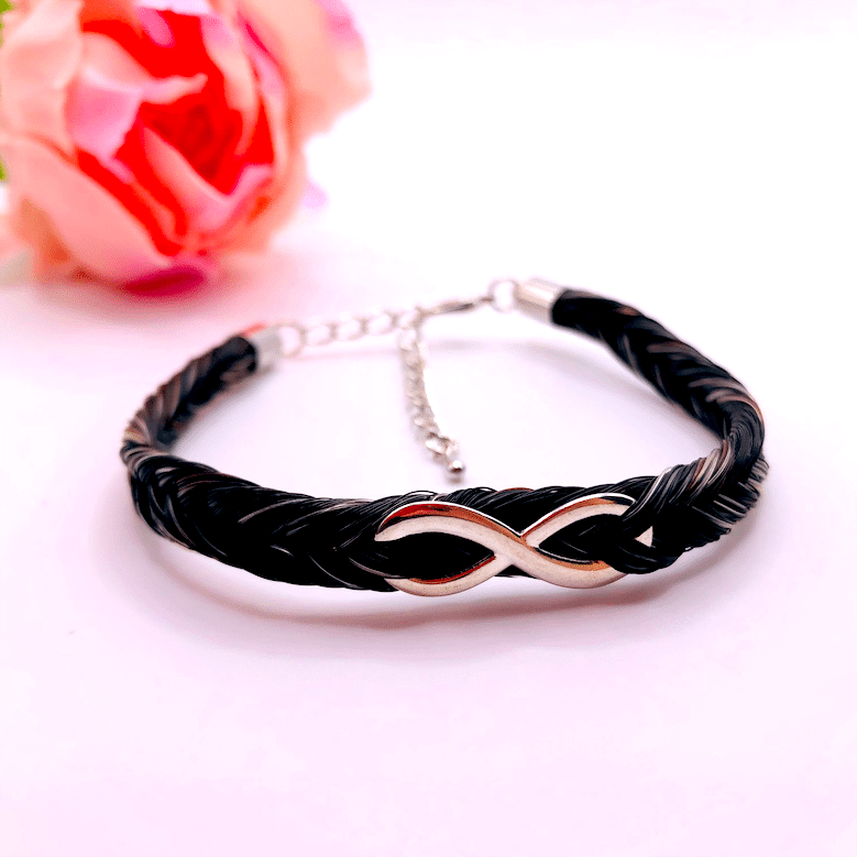 bracelet en crin avec un signe infini